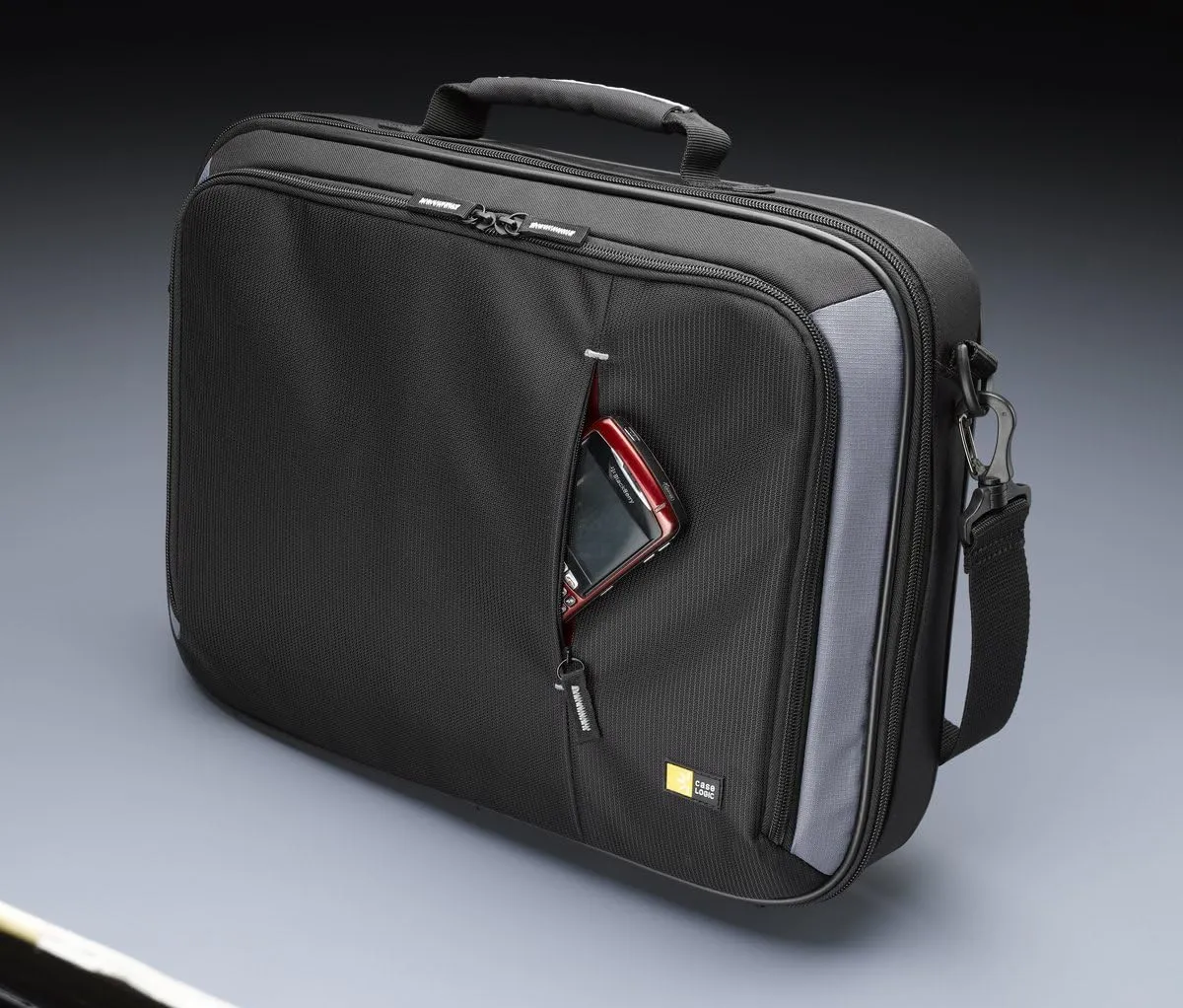Case Logic VNC-218 18-Inch Laptop Case, Black (3200926)