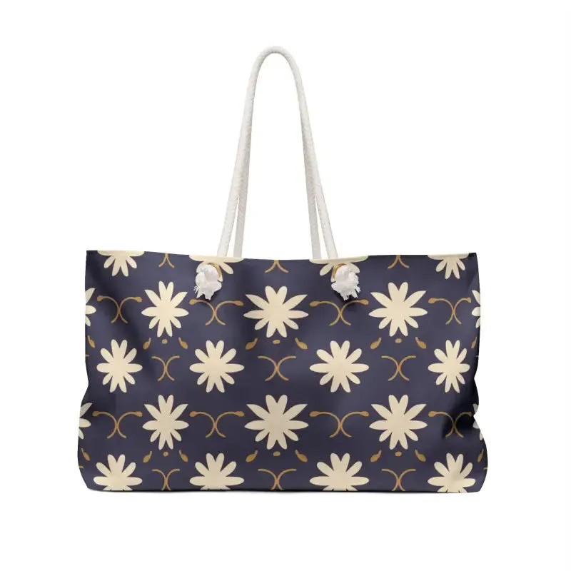 Chic Weekender Bag with Trendy Fashion Vibe