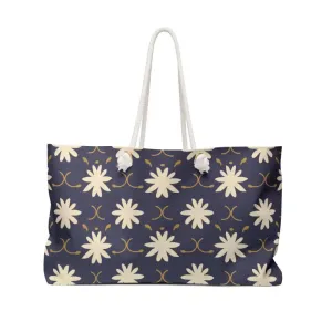 Chic Weekender Bag with Trendy Fashion Vibe