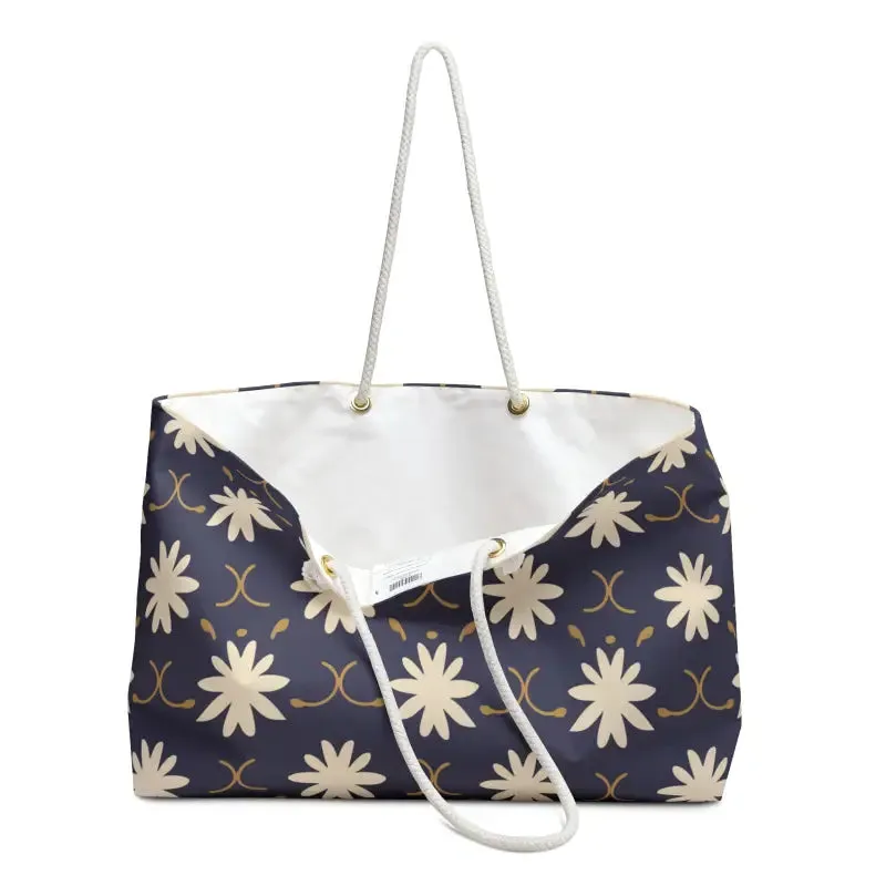 Chic Weekender Bag with Trendy Fashion Vibe