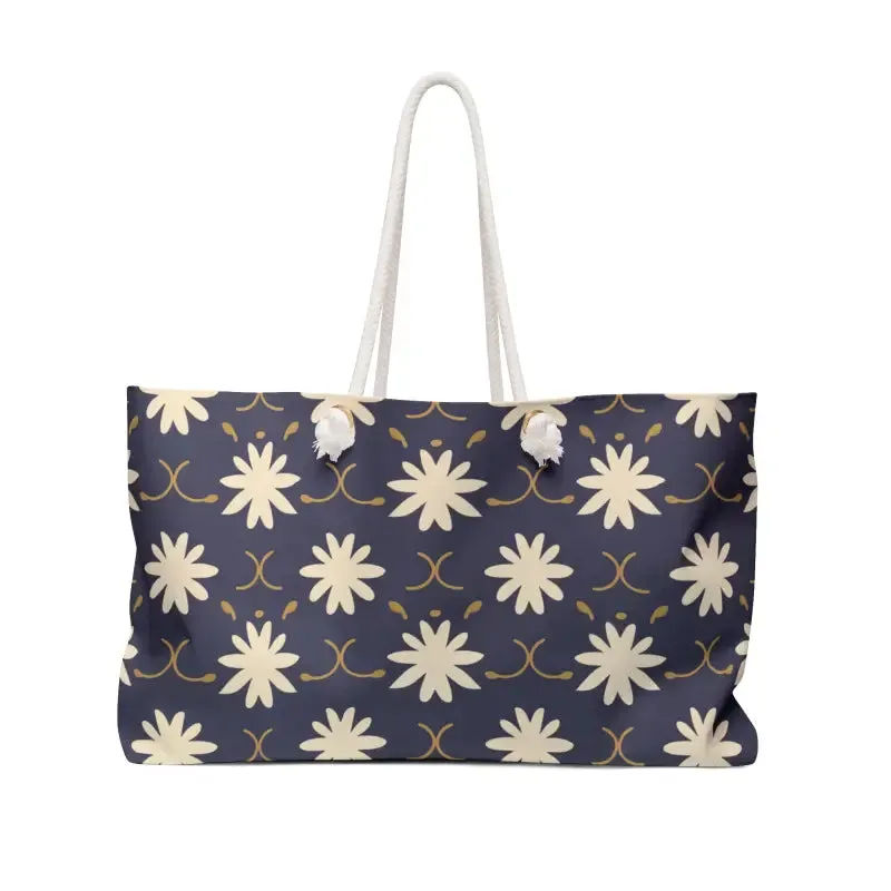 Chic Weekender Bag with Trendy Fashion Vibe