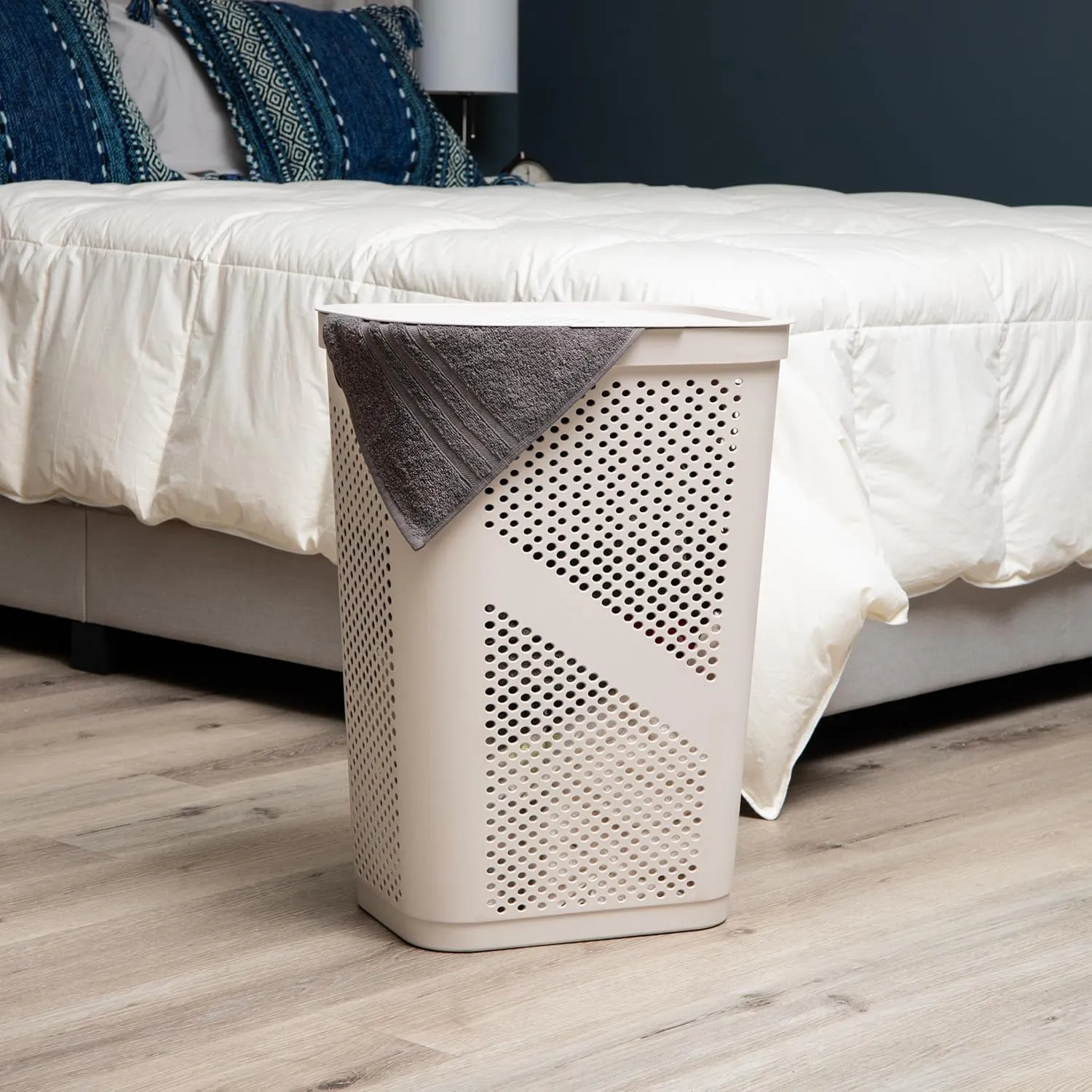 Mind Reader 60L Slim Laundry Hamper, Clothes Basket, Lid, Ventilated, Plastic, 17.25"L x 13.75"W x 23.5"H, Ivory