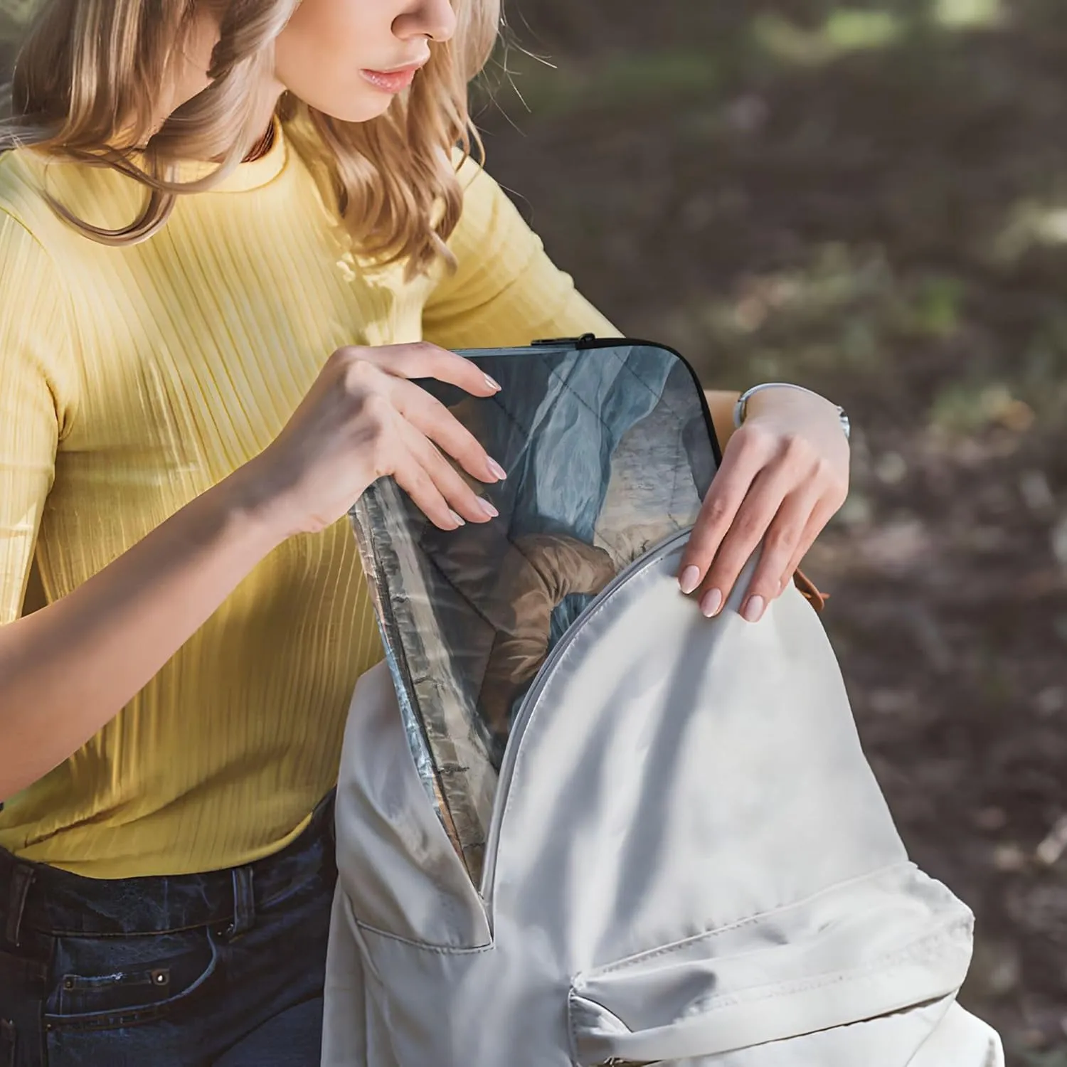 Romantic Couple Embrace Beige Laptop Bags for Women 15.6 Inch, Comprehensive Protection, Work Laptop Bag for Woman
